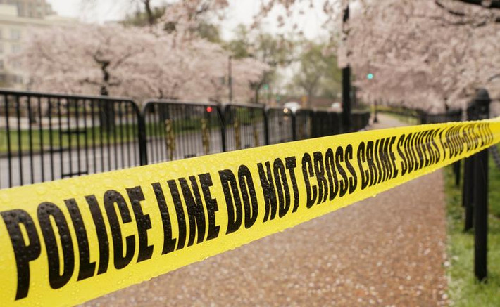 Du khách không được tiếp cận những cây hoa anh đào xung quanh hồ Tidal ở Washington sau khi chính quyền đóng cửa điểm du lịch nổi tiếng này nhằm ngăn dịch bệnh lây lan.