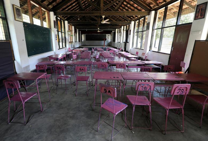 Bên trong một phòng học vắng tanh ở Colombo, Sri Lanka, ngày 13/3, sau khi chính quyền nước này yêu cầu đóng cửa toàn bộ trường học cho tới ngày 20/4 do phát hiện trường hợp đầu tiên nhiễm Covid-19.