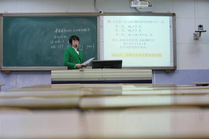 Một giáo viên ghi hình bài giảng của cô trong phòng học của một trường cấp hai ở Shaoyang, tỉnh Hồ Nam, Trung Quốc, ngày 16/2.