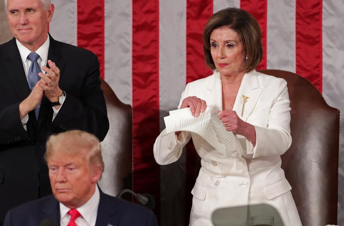 Và đỉnh điểm của màn đối đầu đầy kịch tính này có lẽ là khi bà Pelosi xé bản Thông điệp Liên bang rồi ném xuống bàn, sau khi ông Trump vừa phát biểu xong và chuẩn bị rời đi giữa tiếng vỗ tay của Đảng Cộng hòa.