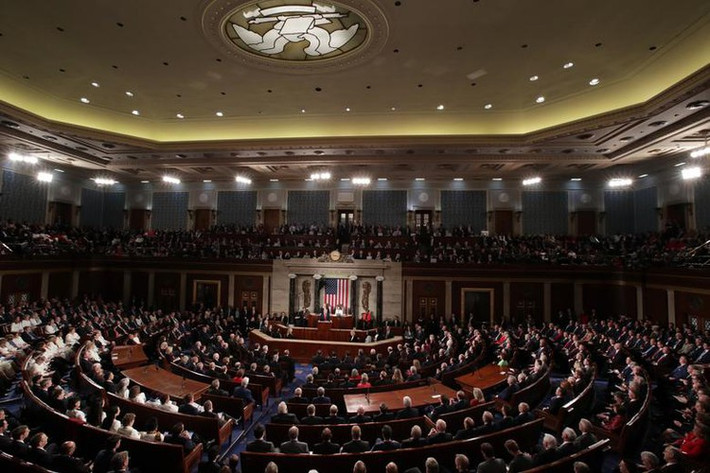 Tối 4/2 giờ địa phương, Tổng thống Trump đã đọc Thông điệp Liên bang trước Quốc hội Mỹ. Điều gây chú ý trong thông điệp lần này của người đứng đầu nước Mỹ không phải là những thành tựu kinh tế hay chính sách của ông mà là sự đối đầu đầy kịch tính giữa ông và Chủ tịch Hạ viện Nancy Pelosi. (Nguồn ảnh: Reuters)