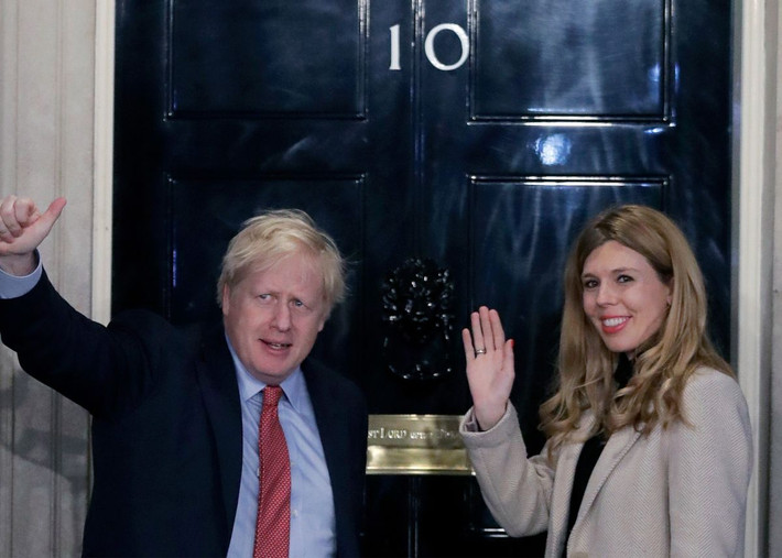 Ngày 24/7/2019, ông Boris Johnson, 55 tuổi, tuyên thệ nhậm chức Thủ tướng Anh. Và cô Carrie Symonds trở thành người phụ nữ đầu tiên sống trong căn nhà số 10 phố Downing khi chưa kết hôn chính thức với Thủ tướng. Ảnh: NYP.
