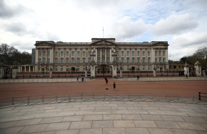 Khu vực bên ngoài Cung điện Buckingham vắng vẻ lạ thường hôm 20/3.