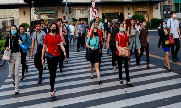 Được biết, trước ngày phong tỏa, nhiều người dân Manila đã đổ xô đến các cửa hàng tạp hóa, siêu thị để mua đồ dự trữ. Ảnh: Reuters.