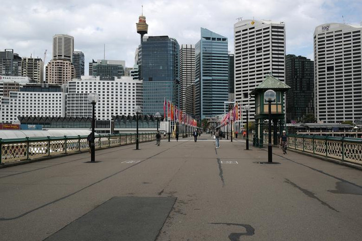 Cây cầu Pyrmont tại Sydney vắng người qua lại khi New South Wales (Australia) bắt đầu đóng cửa các doanh nghiệp không thiết yếu và tiến tới các hình phạt nghiêm khắc hơn do lo ngại sự lây lan của dịch bệnh Covid-19 đã đến "giai đoạn quan trọng".