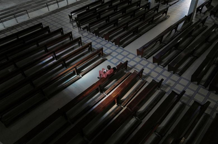 Chỉ có duy nhất một tín đồ bên trong nhà thờ Notre-Dame des Victoires ở Pyrmont, Senegal, ngày 22/3.