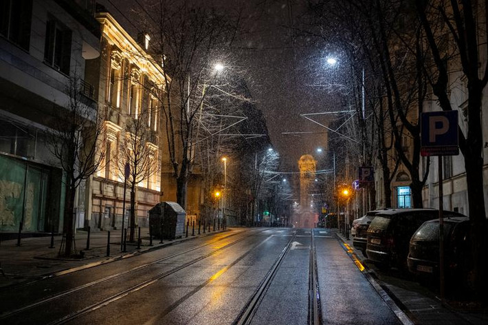 Tuyết rơi trên con phố vắng vẻ ở Belgrade, Serbia, ngày 23/3.