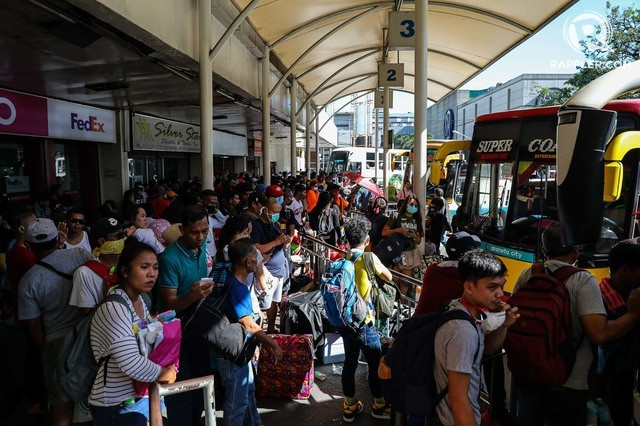 Trong khi đó, hàng chục nghìn người quyết định rời khỏi thủ đô Manila trước khi lệnh phong tỏa có hiệu lực. Ảnh: Rappler.