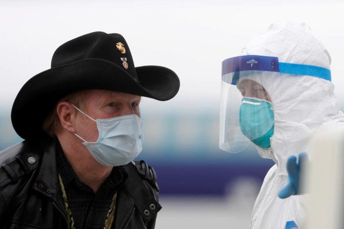 "Để ngăn chặn các ca nhiễm virus corona mới đi vào lãnh thổ, chúng tôi sẽ đình chỉ tất cả các chuyến đi từ Châu Âu đến Mỹ trong 30 ngày tới. Các quy định mới sẽ có hiệu lực từ ngày 13/3", Tổng thống Trump nói.