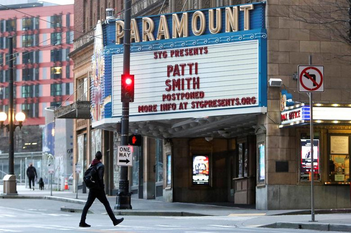 Thông báo chương trình Patti Smith tại nhà hát Paramount ở Seattle, Washignton, bị hoãn lại sau khi Thống đốc Jay Inslee ra chỉ thị hủy bỏ hoặc hoãn các chương trình tập trung từ 250 người trở lên.