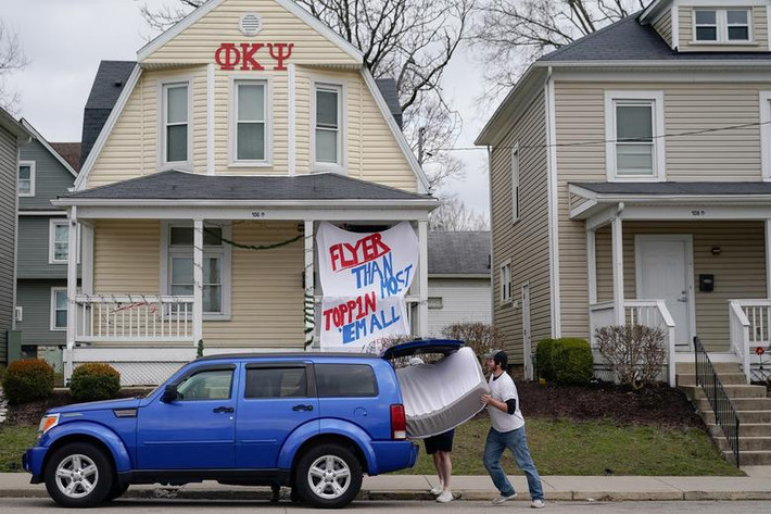 Các sinh viên chuyển đồ trước hạn chót rời khỏi trường Đại học Dayton ở Ohio hôm 11/3.