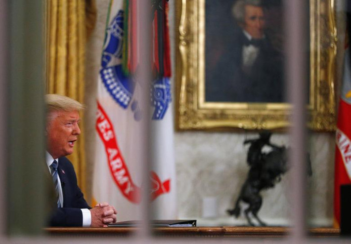 Ngày 11/3, Tổng thống Donald Trump đã công bố các biện pháp nhằm đối phó với sự lây lan của dịch bệnh Covid-19, bao gồm cả việc đình chỉ toàn bộ di chuyển từ Châu Âu vào Mỹ cho đến ít nhất là giữa tháng 4/2020. Tuy nhiên, lệnh cấm này không áp dụng cho nước Anh.