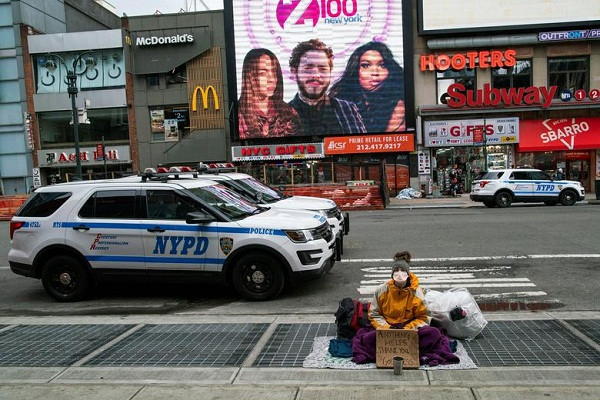Một người vô gia cư đeo khẩu trang ở đường phố New York, Mỹ, ngày 17/3.
