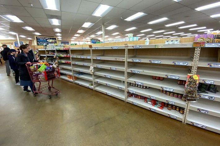 Các kệ hàng đồ hộp và mì ống trống trơn trong cửa hàng bách hóa Trader Joe ở Encinitas, bang California, ngày 12/3.
