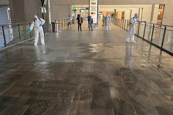 Khu vực nhà ga Santa Justa ở Seville được phun thuốc khử trùng hôm 15/3.