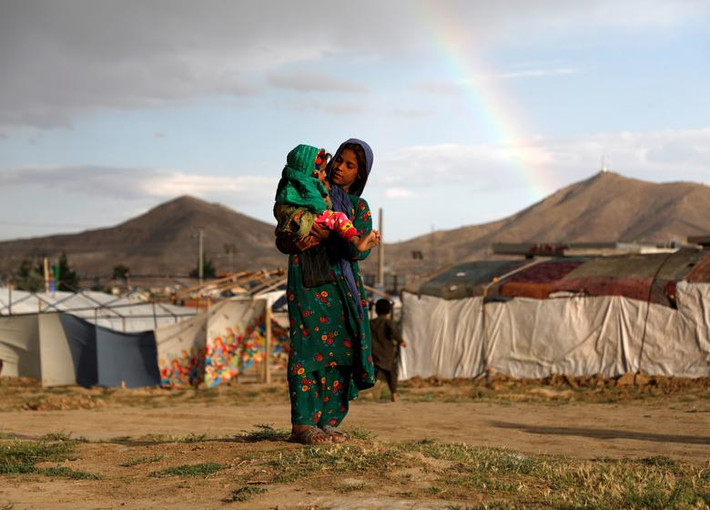 Bé gái Afghanistan tại một khu trại tị nạn ở ngoại ô Kabul hồi tháng 6/2019. Mời độc giả xem thêm video: Người phụ nữ thấp nhất thế giới "tỏa sáng" ở New York (Nguồn video: VTC14)