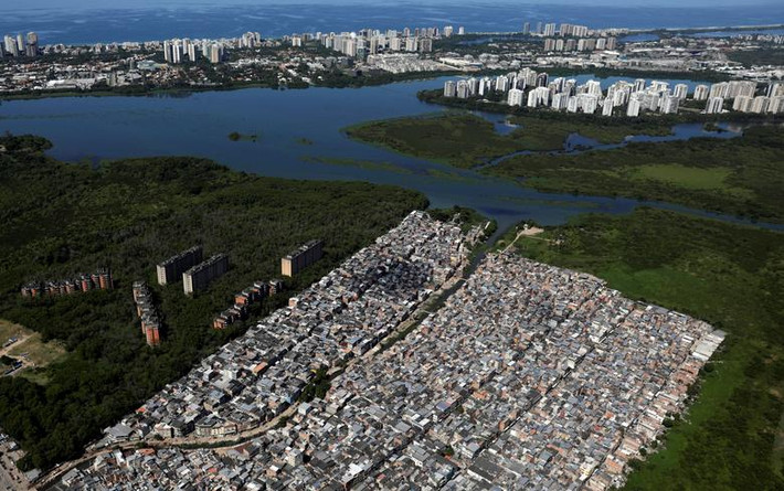 Trong bối cảnh Tổng thống Brazil Jair Bolsonaro và chính quyền bang Rio de Janeiro bị chỉ trích vì phản ứng chậm với dịch bệnh, các băng đảng ma túy trong khu vực mới đây được cho là đã tự đưa ra biện pháp chống Covid-19 của riêng mình.
