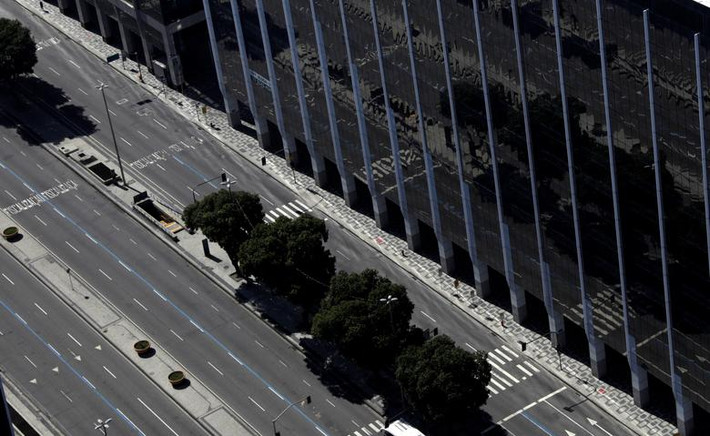 Tờ Rio Extra của Brazil đưa tin ngày 26/3, các băng đảng đã lái xe quanh khu ổ chuột ở Rio de Janeiro để phát đi cảnh báo: “Chúng tôi áp đặt lệnh giới nghiêm vì không ai nghiêm túc thực hiện điều này. Bất cứ ai ra ngoài đường sẽ bị trừng phạt để làm gương. Tốt nhất là nên ở nhà và đừng gây rắc rối”.