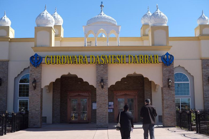 Một cặp đôi đi vào đền Gurdwara Dasmesh Darbar để bỏ phiếu ở Sacramento, California, ngày 3/3.