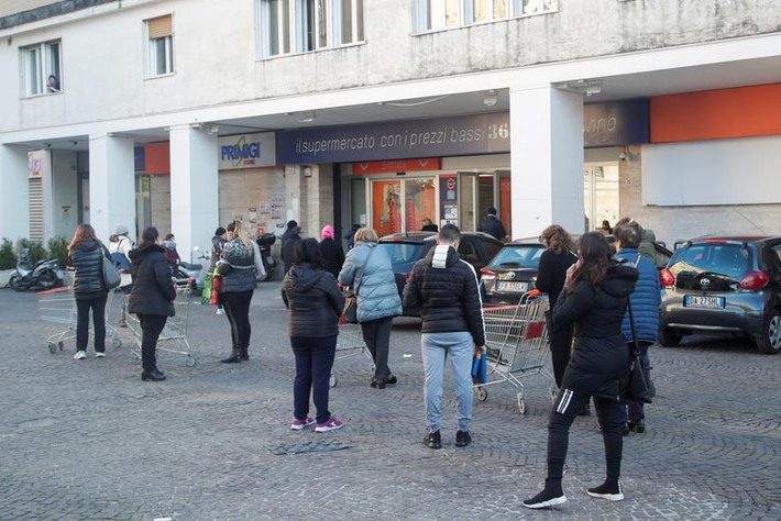 Cảnh người dân xếp hàng mua đồ ở Naples, Italy, ngày 10/3.