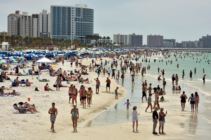 Bãi biển ở Clearwater, bang Florida, vẫn đông đúc trong ngày 17/3.