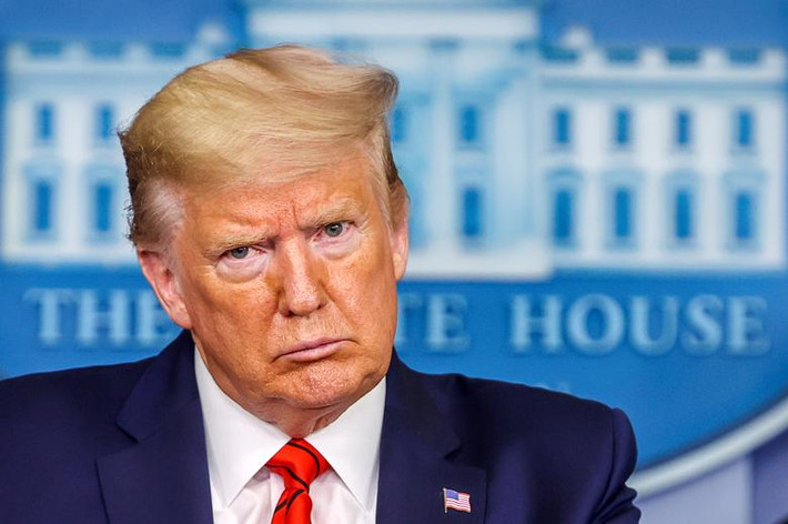 Tổng thống Donald Trump cũng đã kích hoạt Đạo luật Sản xuất Quốc phòng, cho phép mở rộng các nguồn cung từ ngành công nghiệp Mỹ, tăng cường sản xuất khẩu trang, mặt nạ chống độc, máy thở và nhiều thiết bị y tế cần thiết khác để đối phó với dịch Covid-19.