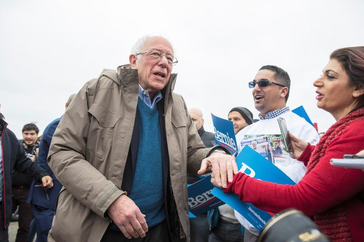 Thượng nghị sĩ Bernie Sanders chào đón những người ủng hộ bên ngoài một điểm bỏ phiếu ở Dearborn Heights, Michigan, ngày 10/3.