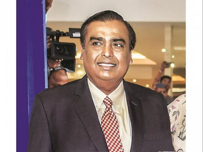 Người đàn ông giàu nhất Ấn Độ, tỷ phú Mukesh Ambani, đã cho xây một ngôi nhà 27 tầng trị giá 1 tỷ USD. Tòa biệt thự bao gồm có 3 sân bay trực thăng, bãi đỗ ô tô 6 tầng, vườn treo và rạp chiếu phim, với đội ngũ nhân viên phục vụ lên tới 600 người. Ảnh: SA.