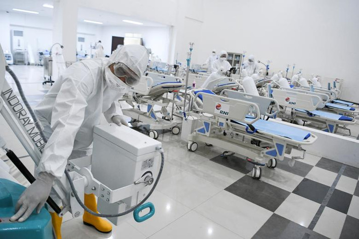 Nhân viên y tế kiểm tra các thiết bị y tế tại bệnh viện ở làng Kemayoran, Jakarta, Indonesia, ngày 23/3.