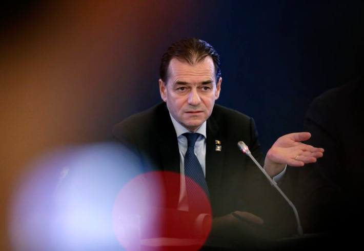 Ngoài ra, các thành viên nội các của Romania đều được xét nghiệm và phải tự cách ly ở văn phòng, tránh tiếp xúc trực tiếp, một số thành viên thuộc Đảng Tự do của Thủ tướng Orban cũng phải tự cách ly. Ảnh: Polotocp.eu.