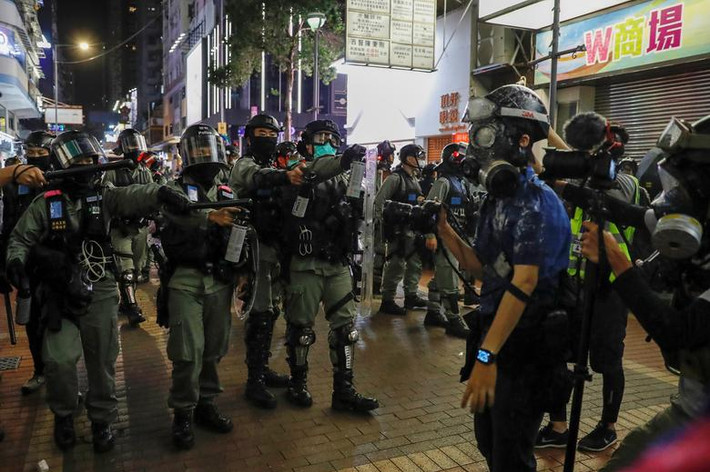 Hàng trăm người biểu tình đã tập trung bên trong và khu vực xung quanh quận Mong Kok và ga tàu điện ngầm Hoàng tử Edward, Hong Kong. Cảnh sát đã bắn hơi cay vào người biểu tình, trong khi một số đối tượng quá khích ném bom xăng về phía lực lượng an ninh.