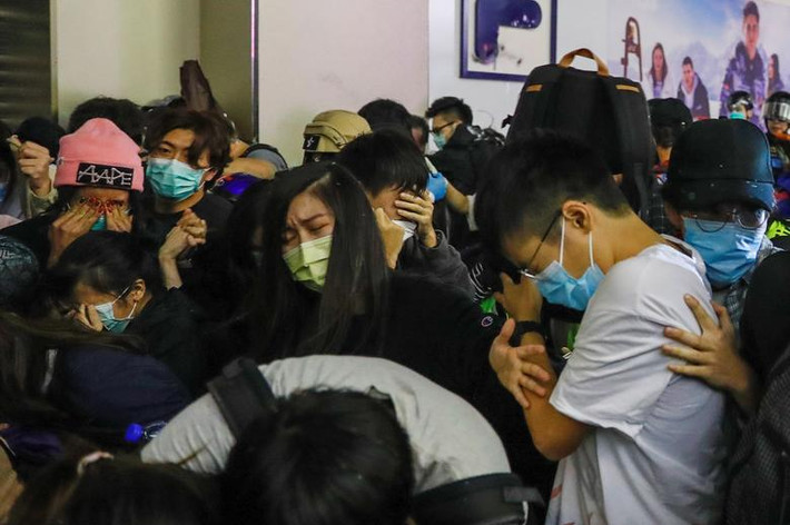 Cảnh sát sử dụng hơi cay giải tán đám đông người biểu tình hôm 29/2.