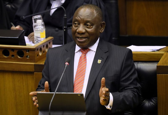 Tổng thống Nam Phi Cyril Ramaphosa đã ban bố tình trạng thảm họa quốc gia và cảnh báo dịch bệnh có thể gây ra tác động mạnh mẽ kéo dài đối với nền kinh tế nước này. Ông cũng cấm các cuộc tụ họp từ hơn 100 người. Ảnh: Reuters.
