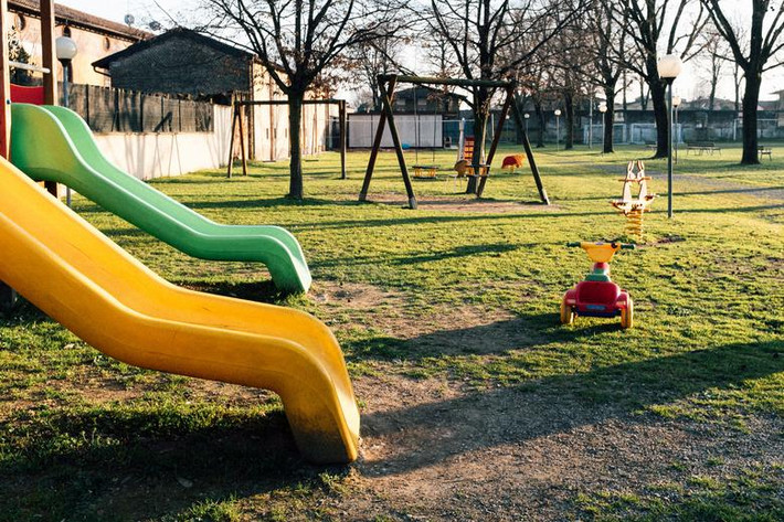 Sân chơi không một bóng người ở thị trấn Italy bị cách ly.