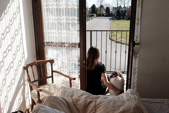 Italy hiện là "ổ dịch" COVID-19 lớn nhất châu Âu. Tính đến ngày 4/3, tổng số ca tử vong vì nhiễm virus corona ở nước này lên tới 79 người, trong khi số ca mắc bệnh là trên 2.500 người. Trước tình hình dịch bệnh diễn biến phức tạp, Italy đã cho phong tỏa nhiều thị trấn, trong đó có San Fiorano. (Nguồn ảnh: Reuters)