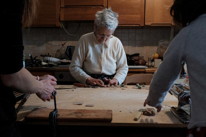 Bà Ines Prandini, 85 tuổi, chuẩn bị món ravioli với gia đình Toniolo tại nhà ở San Fiorano ngày 1/3.