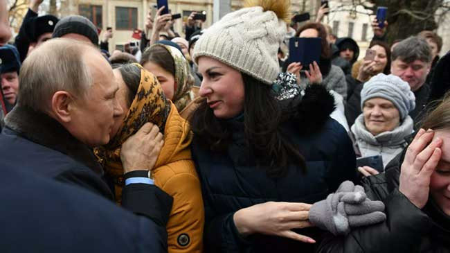 Điều bất ngờ xảy ra khi một cô gái cầu hôn Tổng thống Putin trong lúc ông chủ Điện Kremlin đang trò chuyện với mọi người sau khi tới thăm một bệnh viện địa phương. Ảnh: BN.