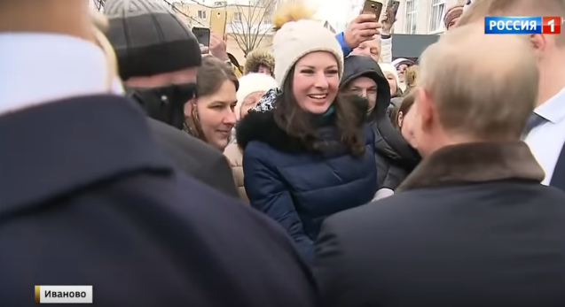 Danh tính của cô gái cầu hôn Tổng thống Nga Putin ngay sau đó được xác định là Julia Shilova, 28 tuổi, một nữ diễn viên tới từ Nhà hát Thiếu nhi Ivanovo. Ảnh chụp màn hình.