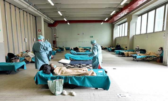 Các y bác sĩ thăm bệnh nhân trong bệnh viện Spedali Civili ở Brescia ngày 13/3.