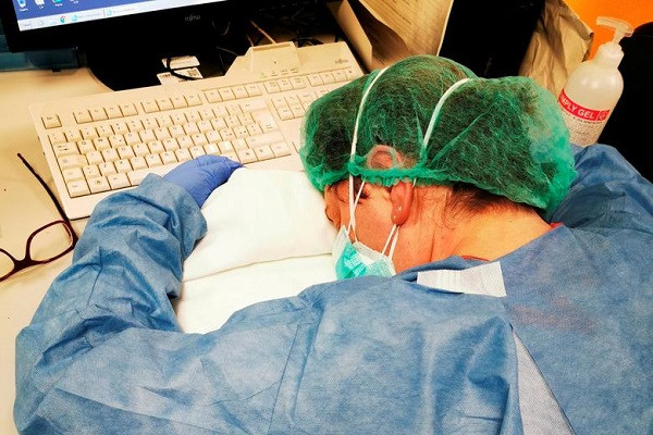 Một y tá tranh thủ chợp mắt vào ca đêm tại bệnh viện ở Cremona, Italy, ngày 8/3. Được biết, các nhân viên y tế ở Italy đã không được nghỉ trong nhiều tuần vì phải chiến đấu với dịch bệnh.