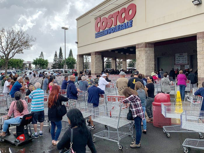 Người dân đổ xô đến các cửa hàng Costco trên khắp nước Mỹ.