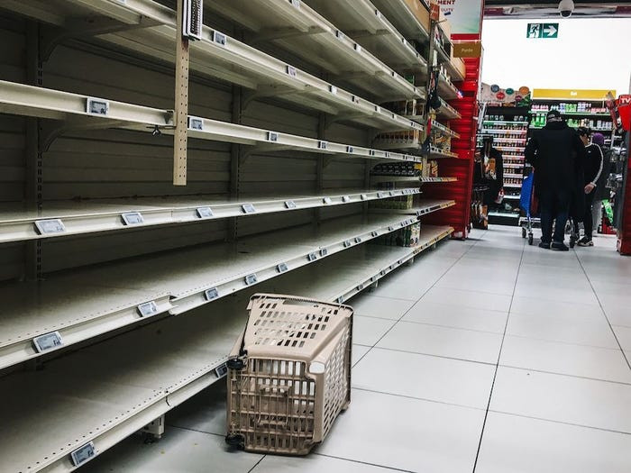 Bức ảnh chụp ngày 2/3/2020 cho thấy nhiều kệ hàng trống trơn trong siêu thị ở trung tâm mua sắm Qwartz, Villeneuve-la-Garenne, phía bắc Paris, Pháp.