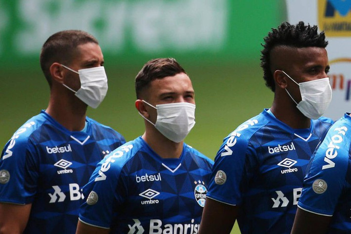 Các chuyên gia y tế còn cảnh báo về những thông tin sai lệch nghiêm trọng mà ông Bolsonaro tiếp tục lan truyền.