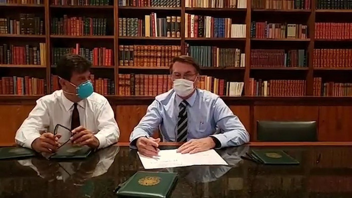 Tuy nhiên, trong mắt Tổng thống Brazil, tình hình không tệ đến mức đó. Ông cho rằng những biện pháp mà các thống đốc bang đang triển khai nhằm kiềm chế tốc độ lây lan của dịch bệnh, như cách biệt cộng đồng, đóng cửa các nhà thờ, trung tâm thương mại và trường học, là làm quá vấn đề một cách không cần thiết.