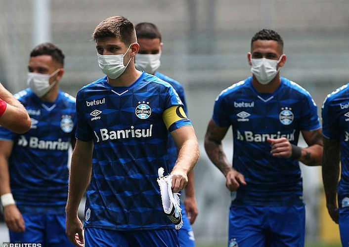 Ông Bolsonaro còn đối mặt với việc mất dần đồng minh. Những thống đốc từng ủng hộ ông đang đi theo con đường của riêng họ. Chủ tịch Thượng viện Brazil Davi Alcolumbre, người bị nhiễm Covid-19 và là đồng minh của Bolsonaro, cũng thừa nhận Tổng thống đang đặt đất nước vào nguy hiểm.