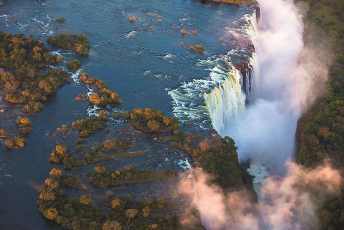 Đứng ở vị trí thứ ba trong danh sách này là Zimbabwe. Với nhiều kỳ quan thiên nhiên như Thác nước Victoria hùng vĩ hay những khu di tích khảo cổ, quốc gia Châu Phi này thu hút du khách từ khắp nơi trên thế giới. Ảnh: Shutterstock.