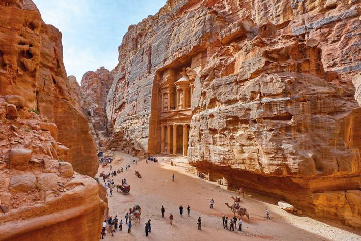 Vương quốc Jordan được coi là đất nước của những kỳ quan, chứa đựng nhiều công tình nhân tạo cổ đại đến các thành phố hiện đại. Đây là vùng đất thánh nổi tiếng với thành phố cổ Pétra, Biển Chết và sa mạc Wadi Rum,... Ảnh: Shutterstock.