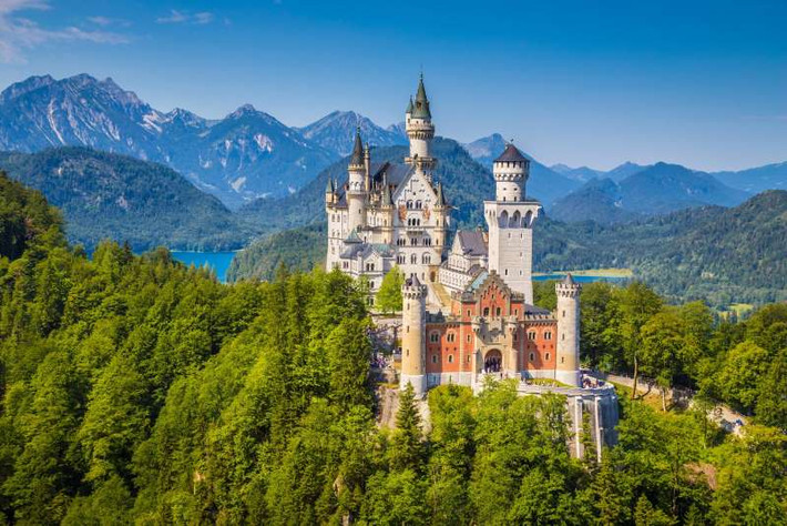 Đức có rất nhiều địa điểm tham quan như thủ đô Berlin, đảo Dune và Semperoper Dresden - nhà hát Opera nổi tiếng nhất của nước này,... Ảnh: Getty.