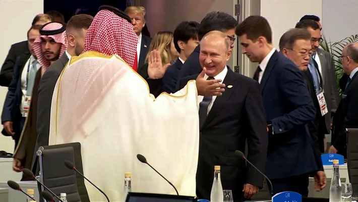 Tổng thống Nga Vladimir Putin và Thái tử Saudi Arabia Mohammed bin Salman có màn chảo hỏi “lạ” khi gặp nhau tại Hội nghị thượng đỉnh G20. Thay vì màn bắt tay như truyền thống, Tổng thống Putin đã giơ cánh tay và nắm chặt tay của Thái tử Saudi Arabia trên cao.