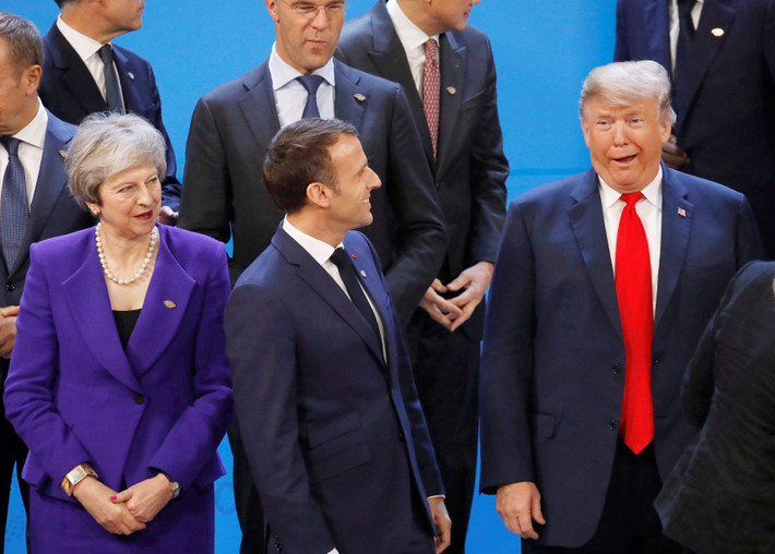 Thủ tướng May, Tổng thống Pháp Macron và Tổng thống Trump cùng các nhà lãnh đạo khác trong buổi chụp hình.